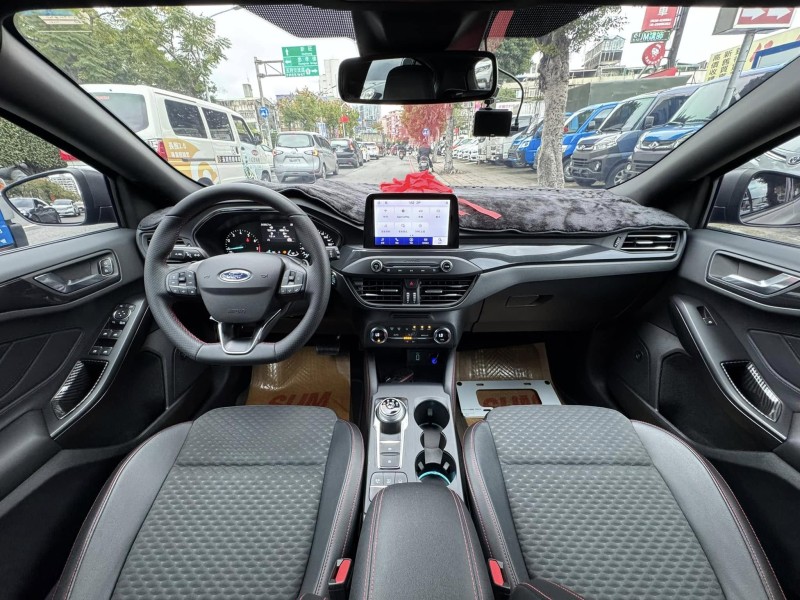 Ford/福特  Focus 金鑽店~Focus ST-Line 賽道版 ACC主動跟車系統 車道維持輔助 車道變換輔助 車道偏離警示 斜坡起步輔助 循跡防滑 8安 AEB自動煞車 遠光燈自動控制 胎壓監控 免鑰啟動車門鎖 定速 光感應頭燈 雨滴感應雨刷 導航 倒車影像 Apple CarPlay  電動摺疊後視鏡 HUD抬頭顯示器 分區恆溫空調 換檔撥片 粉塵過濾器 雙前座跑車座椅 ￼￼電動椅 後座出風口 LED日行燈 頭燈 尾燈 空力套件 全車貼膜 幾乎是滿配！ | 新北市汽車商業同業公會｜TACA優良車商聯盟｜中古、二手車買車賣車公會認證保固