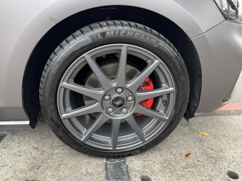 Ford/福特  Focus 金鑽店~Focus ST-Line 賽道版 ACC主動跟車系統 車道維持輔助 車道變換輔助 車道偏離警示 斜坡起步輔助 循跡防滑 8安 AEB自動煞車 遠光燈自動控制 胎壓監控 免鑰啟動車門鎖 定速 光感應頭燈 雨滴感應雨刷 導航 倒車影像 Apple CarPlay  電動摺疊後視鏡 HUD抬頭顯示器 分區恆溫空調 換檔撥片 粉塵過濾器 雙前座跑車座椅 ￼￼電動椅 後座出風口 LED日行燈 頭燈 尾燈 空力套件 全車貼膜 幾乎是滿配！ | 新北市汽車商業同業公會｜TACA優良車商聯盟｜中古、二手車買車賣車公會認證保固