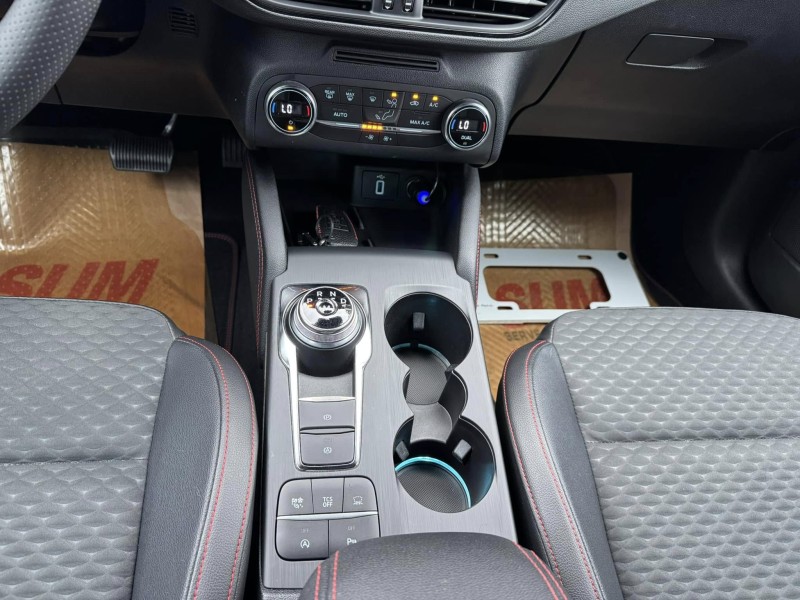 Ford/福特  Focus 金鑽店~Focus ST-Line 賽道版 ACC主動跟車系統 車道維持輔助 車道變換輔助 車道偏離警示 斜坡起步輔助 循跡防滑 8安 AEB自動煞車 遠光燈自動控制 胎壓監控 免鑰啟動車門鎖 定速 光感應頭燈 雨滴感應雨刷 導航 倒車影像 Apple CarPlay  電動摺疊後視鏡 HUD抬頭顯示器 分區恆溫空調 換檔撥片 粉塵過濾器 雙前座跑車座椅 ￼￼電動椅 後座出風口 LED日行燈 頭燈 尾燈 空力套件 全車貼膜 幾乎是滿配！ | 新北市汽車商業同業公會｜TACA優良車商聯盟｜中古、二手車買車賣車公會認證保固