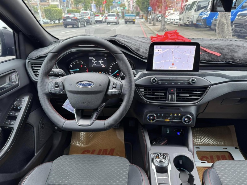 Ford/福特  Focus 金鑽店~Focus ST-Line 賽道版 ACC主動跟車系統 車道維持輔助 車道變換輔助 車道偏離警示 斜坡起步輔助 循跡防滑 8安 AEB自動煞車 遠光燈自動控制 胎壓監控 免鑰啟動車門鎖 定速 光感應頭燈 雨滴感應雨刷 導航 倒車影像 Apple CarPlay  電動摺疊後視鏡 HUD抬頭顯示器 分區恆溫空調 換檔撥片 粉塵過濾器 雙前座跑車座椅 ￼￼電動椅 後座出風口 LED日行燈 頭燈 尾燈 空力套件 全車貼膜 幾乎是滿配！ | 新北市汽車商業同業公會｜TACA優良車商聯盟｜中古、二手車買車賣車公會認證保固