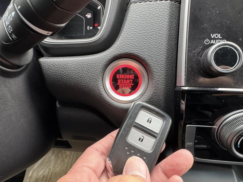 Honda  CR-V 金鑽店~CR-V 1.5 VTi-S 灰 里程保證只跑7萬多公里 ACC主動跟車全速域 車道維持 變換 偏離 輔助系統 AEB自動煞停 遠光燈自動控制 斜坡起步輔助 循跡防滑 8安 胎壓監控 免鑰啟動車門鎖 定速 倒車影像 導航 多功能影音 右側影像無死角 後座出風口 LED頭燈 日行燈 尾燈 等多項配備！ | 新北市汽車商業同業公會｜TACA優良車商聯盟｜中古、二手車買車賣車公會認證保固