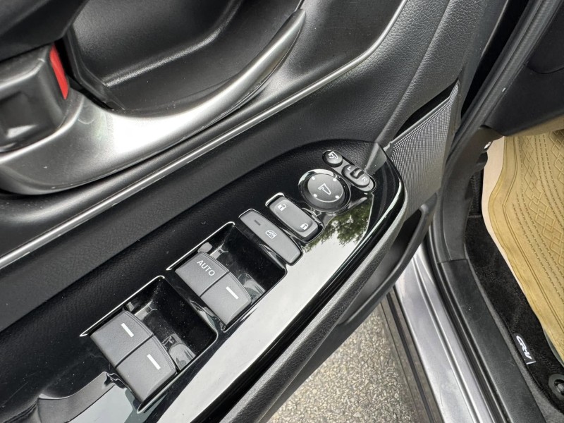 Honda  CR-V 金鑽店~CR-V 1.5 VTi-S 灰 里程保證只跑7萬多公里 ACC主動跟車全速域 車道維持 變換 偏離 輔助系統 AEB自動煞停 遠光燈自動控制 斜坡起步輔助 循跡防滑 8安 胎壓監控 免鑰啟動車門鎖 定速 倒車影像 導航 多功能影音 右側影像無死角 後座出風口 LED頭燈 日行燈 尾燈 等多項配備！ | 新北市汽車商業同業公會｜TACA優良車商聯盟｜中古、二手車買車賣車公會認證保固