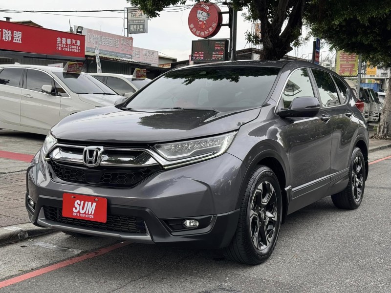 Honda  CR-V 金鑽店~CR-V 1.5 VTi-S 灰 里程保證只跑7萬多公里 ACC主動跟車全速域 車道維持 變換 偏離 輔助系統 AEB自動煞停 遠光燈自動控制 斜坡起步輔助 循跡防滑 8安 胎壓監控 免鑰啟動車門鎖 定速 倒車影像 導航 多功能影音 右側影像無死角 後座出風口 LED頭燈 日行燈 尾燈 等多項配備！ | 新北市汽車商業同業公會｜TACA優良車商聯盟｜中古、二手車買車賣車公會認證保固