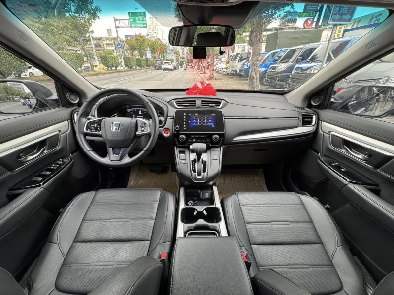 Honda  CR-V 金鑽店~CR-V 1.5 VTi-S 灰 里程保證只跑7萬多公里 ACC主動跟車全速域 車道維持 變換 偏離 輔助系統 AEB自動煞停 遠光燈自動控制 斜坡起步輔助 循跡防滑 8安 胎壓監控 免鑰啟動車門鎖 定速 倒車影像 導航 多功能影音 右側影像無死角 後座出風口 LED頭燈 日行燈 尾燈 等多項配備！ | 新北市汽車商業同業公會｜TACA優良車商聯盟｜中古、二手車買車賣車公會認證保固