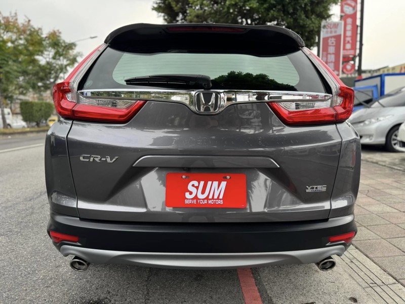 Honda  CR-V 金鑽店~CR-V 1.5 VTi-S 灰 里程保證只跑7萬多公里 ACC主動跟車全速域 車道維持 變換 偏離 輔助系統 AEB自動煞停 遠光燈自動控制 斜坡起步輔助 循跡防滑 8安 胎壓監控 免鑰啟動車門鎖 定速 倒車影像 導航 多功能影音 右側影像無死角 後座出風口 LED頭燈 日行燈 尾燈 等多項配備！ | 新北市汽車商業同業公會｜TACA優良車商聯盟｜中古、二手車買車賣車公會認證保固
