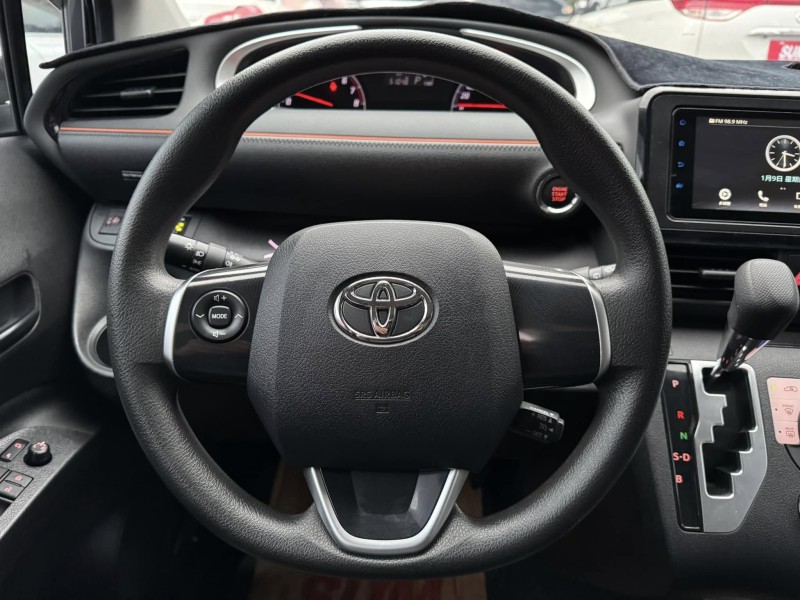 Toyota  SIENTA 金鑽店~SIENTA 1.8 正7人座 雙電動滑門 車道變換輔助系統 倒車影像 胎壓監控 斜坡起步輔助 循跡防滑 8安 免鑰啟動車門鎖 定速 光感應頭燈 電動摺疊後視鏡 盲點偵測 藍芽通訊 方向盤快控鍵 恆溫空調 後座出風口 粉塵過濾器 LED日行燈 等多項配備！ | 新北市汽車商業同業公會｜TACA優良車商聯盟｜中古、二手車買車賣車公會認證保固