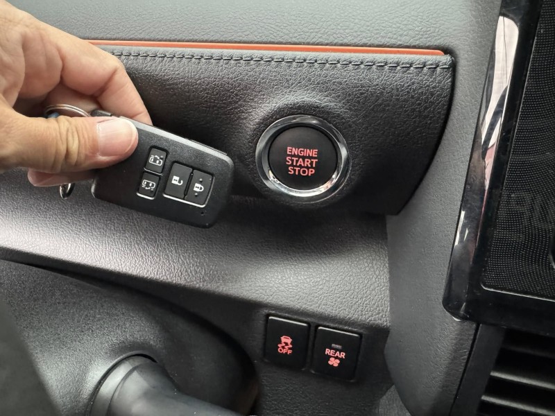 Toyota  SIENTA 金鑽店~SIENTA 1.8 正7人座 雙電動滑門 車道變換輔助系統 倒車影像 胎壓監控 斜坡起步輔助 循跡防滑 8安 免鑰啟動車門鎖 定速 光感應頭燈 電動摺疊後視鏡 盲點偵測 藍芽通訊 方向盤快控鍵 恆溫空調 後座出風口 粉塵過濾器 LED日行燈 等多項配備！ | 新北市汽車商業同業公會｜TACA優良車商聯盟｜中古、二手車買車賣車公會認證保固
