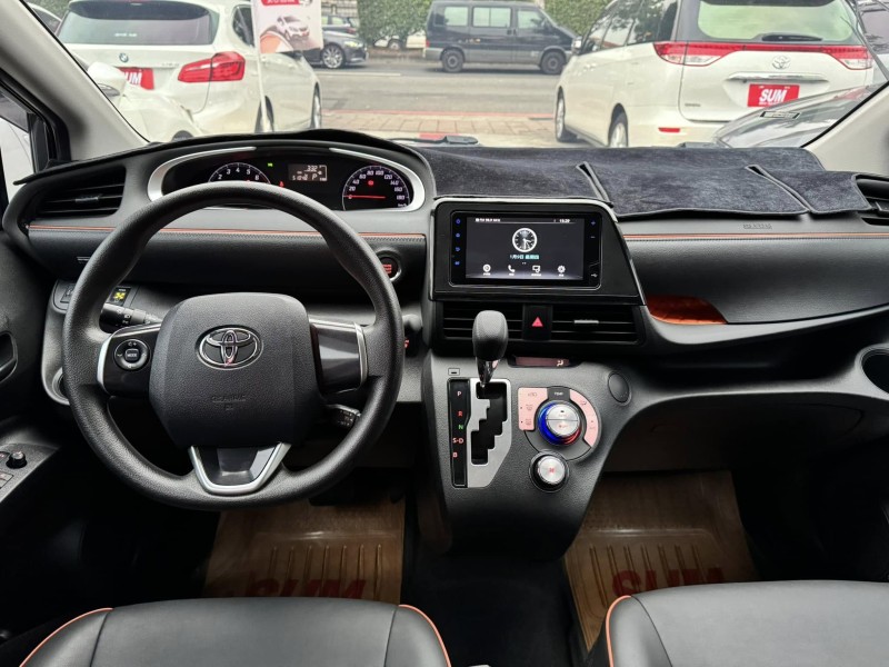 Toyota  SIENTA 金鑽店~SIENTA 1.8 正7人座 雙電動滑門 車道變換輔助系統 倒車影像 胎壓監控 斜坡起步輔助 循跡防滑 8安 免鑰啟動車門鎖 定速 光感應頭燈 電動摺疊後視鏡 盲點偵測 藍芽通訊 方向盤快控鍵 恆溫空調 後座出風口 粉塵過濾器 LED日行燈 等多項配備！ | 新北市汽車商業同業公會｜TACA優良車商聯盟｜中古、二手車買車賣車公會認證保固