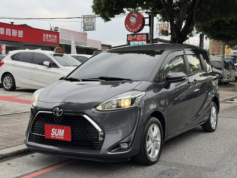 Toyota  SIENTA 金鑽店~SIENTA 1.8 正7人座 雙電動滑門 車道變換輔助系統 倒車影像 胎壓監控 斜坡起步輔助 循跡防滑 8安 免鑰啟動車門鎖 定速 光感應頭燈 電動摺疊後視鏡 盲點偵測 藍芽通訊 方向盤快控鍵 恆溫空調 後座出風口 粉塵過濾器 LED日行燈 等多項配備！ | 新北市汽車商業同業公會｜TACA優良車商聯盟｜中古、二手車買車賣車公會認證保固
