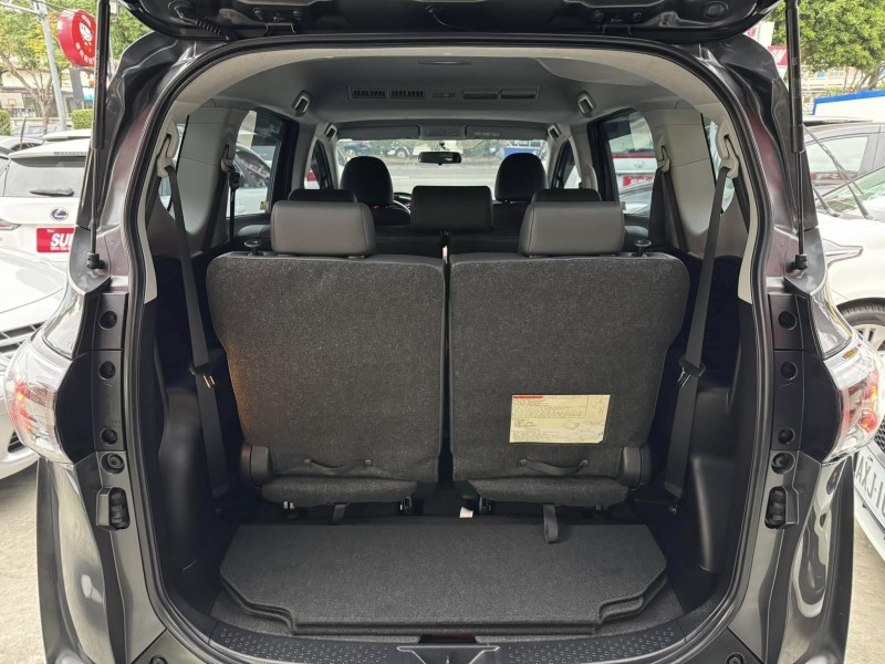 Toyota  SIENTA 金鑽店~SIENTA 1.8 正7人座 雙電動滑門 車道變換輔助系統 倒車影像 胎壓監控 斜坡起步輔助 循跡防滑 8安 免鑰啟動車門鎖 定速 光感應頭燈 電動摺疊後視鏡 盲點偵測 藍芽通訊 方向盤快控鍵 恆溫空調 後座出風口 粉塵過濾器 LED日行燈 等多項配備！ | 新北市汽車商業同業公會｜TACA優良車商聯盟｜中古、二手車買車賣車公會認證保固