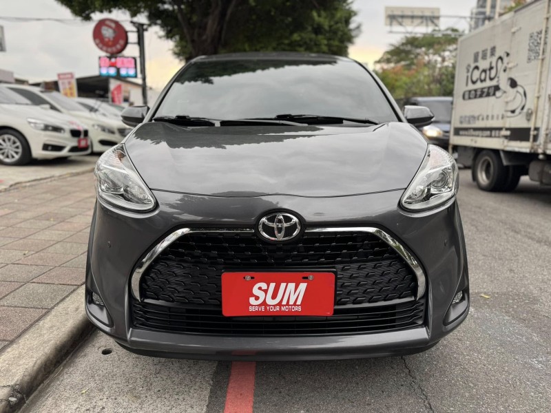 Toyota  SIENTA 金鑽店~SIENTA 1.8 正7人座 雙電動滑門 車道變換輔助系統 倒車影像 胎壓監控 斜坡起步輔助 循跡防滑 8安 免鑰啟動車門鎖 定速 光感應頭燈 電動摺疊後視鏡 盲點偵測 藍芽通訊 方向盤快控鍵 恆溫空調 後座出風口 粉塵過濾器 LED日行燈 等多項配備！ | 新北市汽車商業同業公會｜TACA優良車商聯盟｜中古、二手車買車賣車公會認證保固