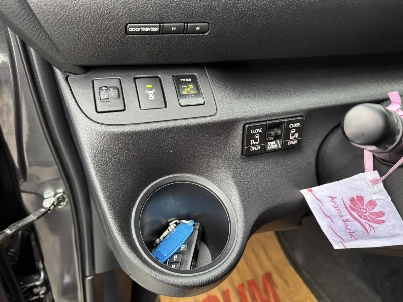 Toyota  SIENTA 金鑽店~SIENTA 1.8 正7人座 雙電動滑門 車道變換輔助系統 倒車影像 胎壓監控 斜坡起步輔助 循跡防滑 8安 免鑰啟動車門鎖 定速 光感應頭燈 電動摺疊後視鏡 盲點偵測 藍芽通訊 方向盤快控鍵 恆溫空調 後座出風口 粉塵過濾器 LED日行燈 等多項配備！ | 新北市汽車商業同業公會｜TACA優良車商聯盟｜中古、二手車買車賣車公會認證保固