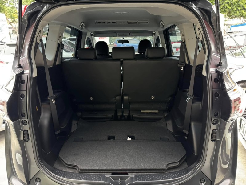Toyota  SIENTA 金鑽店~SIENTA 1.8 正7人座 雙電動滑門 車道變換輔助系統 倒車影像 胎壓監控 斜坡起步輔助 循跡防滑 8安 免鑰啟動車門鎖 定速 光感應頭燈 電動摺疊後視鏡 盲點偵測 藍芽通訊 方向盤快控鍵 恆溫空調 後座出風口 粉塵過濾器 LED日行燈 等多項配備！ | 新北市汽車商業同業公會｜TACA優良車商聯盟｜中古、二手車買車賣車公會認證保固