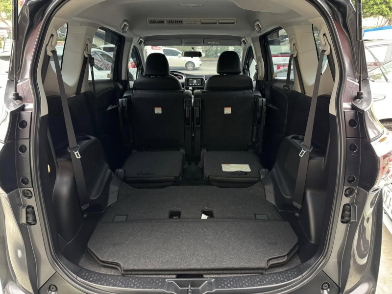 Toyota  SIENTA 金鑽店~SIENTA 1.8 正7人座 雙電動滑門 車道變換輔助系統 倒車影像 胎壓監控 斜坡起步輔助 循跡防滑 8安 免鑰啟動車門鎖 定速 光感應頭燈 電動摺疊後視鏡 盲點偵測 藍芽通訊 方向盤快控鍵 恆溫空調 後座出風口 粉塵過濾器 LED日行燈 等多項配備！ | 新北市汽車商業同業公會｜TACA優良車商聯盟｜中古、二手車買車賣車公會認證保固