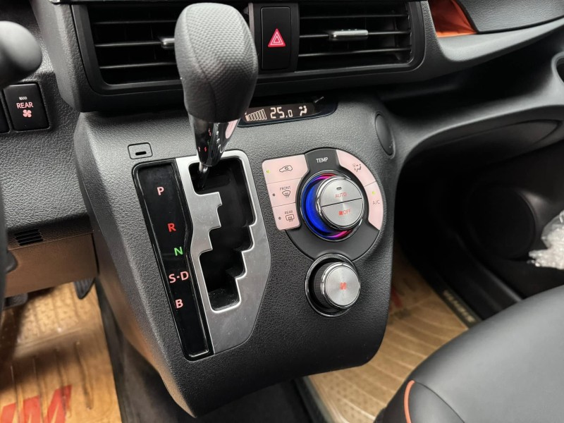 Toyota  SIENTA 金鑽店~SIENTA 1.8 正7人座 雙電動滑門 車道變換輔助系統 倒車影像 胎壓監控 斜坡起步輔助 循跡防滑 8安 免鑰啟動車門鎖 定速 光感應頭燈 電動摺疊後視鏡 盲點偵測 藍芽通訊 方向盤快控鍵 恆溫空調 後座出風口 粉塵過濾器 LED日行燈 等多項配備！ | 新北市汽車商業同業公會｜TACA優良車商聯盟｜中古、二手車買車賣車公會認證保固