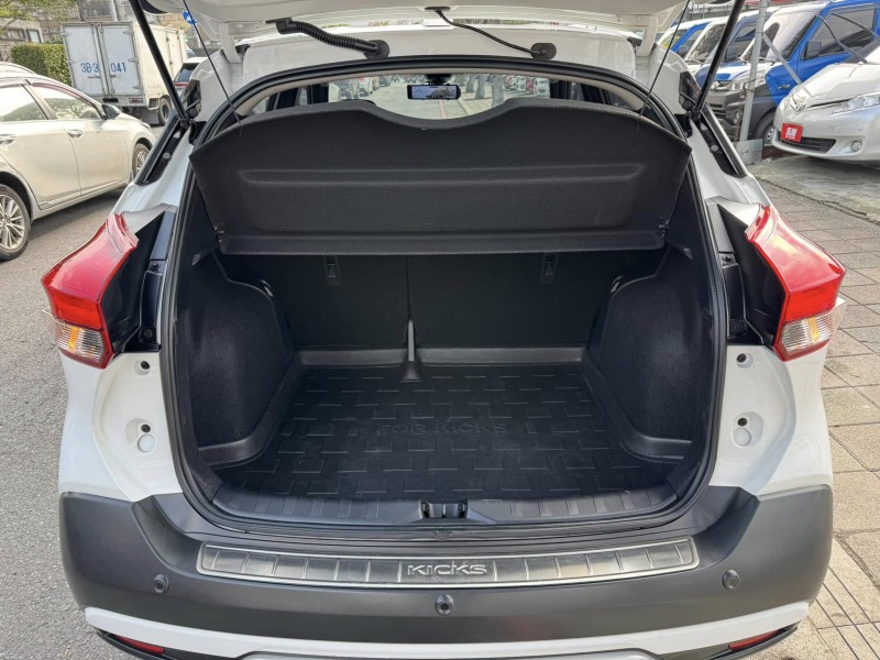 Nissan  Kicks 金鑽店~Kicks 1.5 智行旗艦版 主要配備有 車道偏離警示 車道變換輔助 AEB自動緊急煞車 遠光燈自動控制 胎壓監控 斜坡起步輔助 循跡防滑 6安 免鑰啟動車門鎖 定速 倒車影像輔助 360度環景影像 光感應頭燈 電動摺疊後視鏡 選配前後行車記錄器 Apple CarPlay 恆溫空調 粉塵過濾器 LED頭燈 車頂行李架 空力套件 等超多項配備！ | 新北市汽車商業同業公會｜TACA優良車商聯盟｜中古、二手車買車賣車公會認證保固