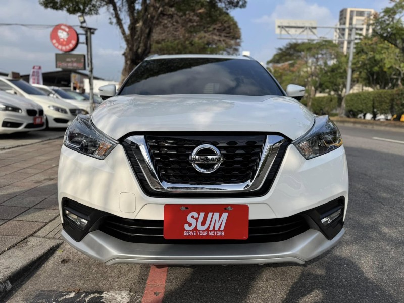 Nissan  Kicks 金鑽店~Kicks 1.5 智行旗艦版 主要配備有 車道偏離警示 車道變換輔助 AEB自動緊急煞車 遠光燈自動控制 胎壓監控 斜坡起步輔助 循跡防滑 6安 免鑰啟動車門鎖 定速 倒車影像輔助 360度環景影像 光感應頭燈 電動摺疊後視鏡 選配前後行車記錄器 Apple CarPlay 恆溫空調 粉塵過濾器 LED頭燈 車頂行李架 空力套件 等超多項配備！ | 新北市汽車商業同業公會｜TACA優良車商聯盟｜中古、二手車買車賣車公會認證保固