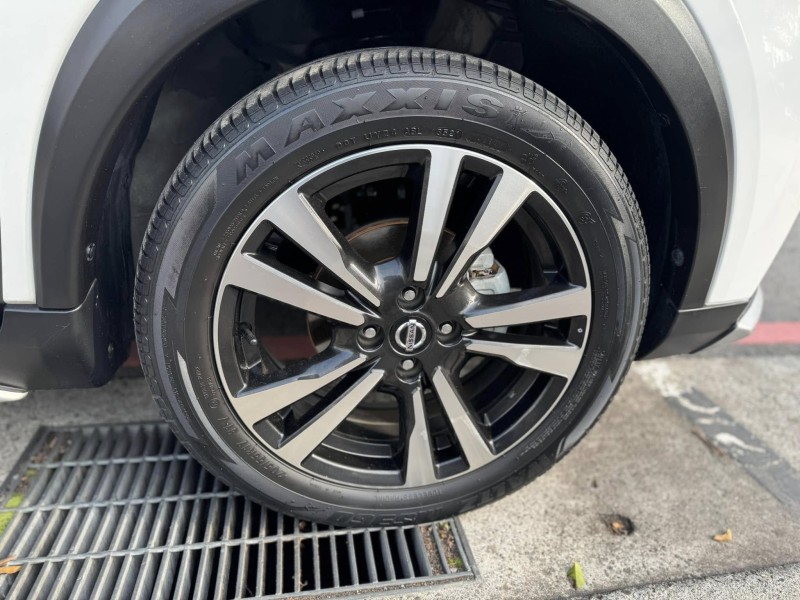 Nissan  Kicks 金鑽店~Kicks 1.5 智行旗艦版 主要配備有 車道偏離警示 車道變換輔助 AEB自動緊急煞車 遠光燈自動控制 胎壓監控 斜坡起步輔助 循跡防滑 6安 免鑰啟動車門鎖 定速 倒車影像輔助 360度環景影像 光感應頭燈 電動摺疊後視鏡 選配前後行車記錄器 Apple CarPlay 恆溫空調 粉塵過濾器 LED頭燈 車頂行李架 空力套件 等超多項配備！ | 新北市汽車商業同業公會｜TACA優良車商聯盟｜中古、二手車買車賣車公會認證保固