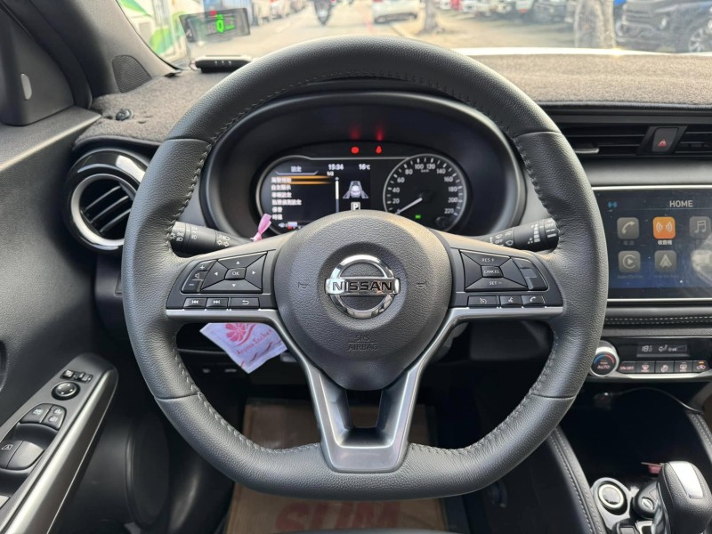 Nissan  Kicks 金鑽店~Kicks 1.5 智行旗艦版 主要配備有 車道偏離警示 車道變換輔助 AEB自動緊急煞車 遠光燈自動控制 胎壓監控 斜坡起步輔助 循跡防滑 6安 免鑰啟動車門鎖 定速 倒車影像輔助 360度環景影像 光感應頭燈 電動摺疊後視鏡 選配前後行車記錄器 Apple CarPlay 恆溫空調 粉塵過濾器 LED頭燈 車頂行李架 空力套件 等超多項配備！ | 新北市汽車商業同業公會｜TACA優良車商聯盟｜中古、二手車買車賣車公會認證保固