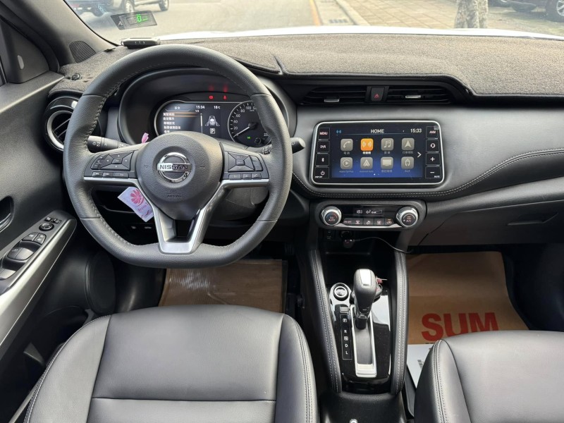 Nissan  Kicks 金鑽店~Kicks 1.5 智行旗艦版 主要配備有 車道偏離警示 車道變換輔助 AEB自動緊急煞車 遠光燈自動控制 胎壓監控 斜坡起步輔助 循跡防滑 6安 免鑰啟動車門鎖 定速 倒車影像輔助 360度環景影像 光感應頭燈 電動摺疊後視鏡 選配前後行車記錄器 Apple CarPlay 恆溫空調 粉塵過濾器 LED頭燈 車頂行李架 空力套件 等超多項配備！ | 新北市汽車商業同業公會｜TACA優良車商聯盟｜中古、二手車買車賣車公會認證保固