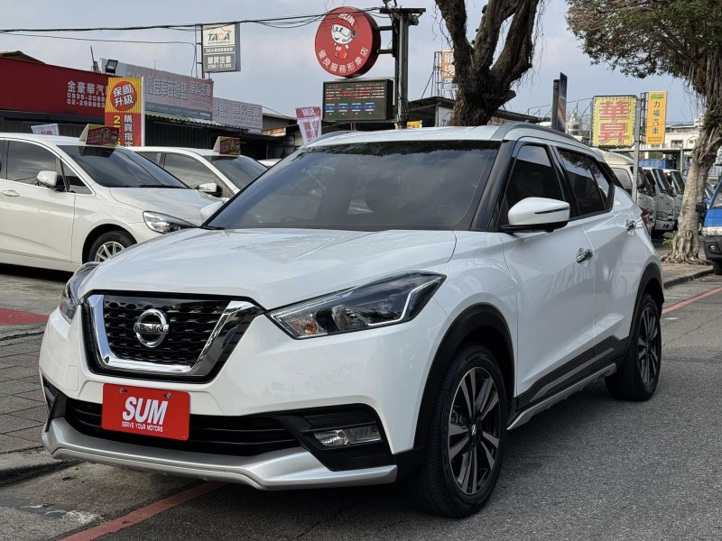 Nissan  Kicks 金鑽店~Kicks 1.5 智行旗艦版 主要配備有 車道偏離警示 車道變換輔助 AEB自動緊急煞車 遠光燈自動控制 胎壓監控 斜坡起步輔助 循跡防滑 6安 免鑰啟動車門鎖 定速 倒車影像輔助 360度環景影像 光感應頭燈 電動摺疊後視鏡 選配前後行車記錄器 Apple CarPlay 恆溫空調 粉塵過濾器 LED頭燈 車頂行李架 空力套件 等超多項配備！ | 新北市汽車商業同業公會｜TACA優良車商聯盟｜中古、二手車買車賣車公會認證保固