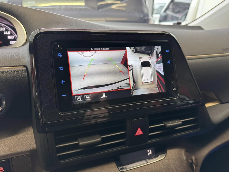Toyota  SIENTA 金鑽店~SIENTA 1.8 正7人座 只跑7000多公里 雙電滑門 360度環景影像 車道偏離 變換輔助系統 AEB自動緊急煞車系統 遠光燈自動控制 胎壓監控 斜坡起步輔助 循跡防滑 8安 免鑰啟動車門鎖 定速 光感應頭燈 電動摺疊後視鏡 盲點偵測 導航 ￼Apple CarPlay 藍芽通訊 方向盤快控鍵 抬頭顯示器 前後行車記錄器 恆溫空調 後座出風口 粉塵過濾器 LED日行燈 等多項配備！ | 新北市汽車商業同業公會｜TACA優良車商聯盟｜中古、二手車買車賣車公會認證保固