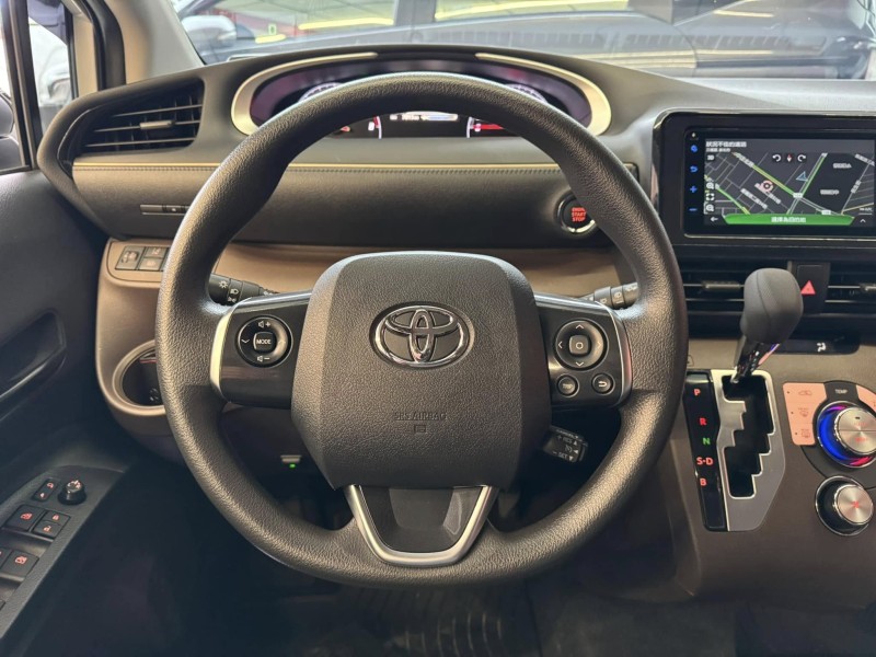 Toyota  SIENTA 金鑽店~SIENTA 1.8 正7人座 只跑7000多公里 雙電滑門 360度環景影像 車道偏離 變換輔助系統 AEB自動緊急煞車系統 遠光燈自動控制 胎壓監控 斜坡起步輔助 循跡防滑 8安 免鑰啟動車門鎖 定速 光感應頭燈 電動摺疊後視鏡 盲點偵測 導航 ￼Apple CarPlay 藍芽通訊 方向盤快控鍵 抬頭顯示器 前後行車記錄器 恆溫空調 後座出風口 粉塵過濾器 LED日行燈 等多項配備！ | 新北市汽車商業同業公會｜TACA優良車商聯盟｜中古、二手車買車賣車公會認證保固