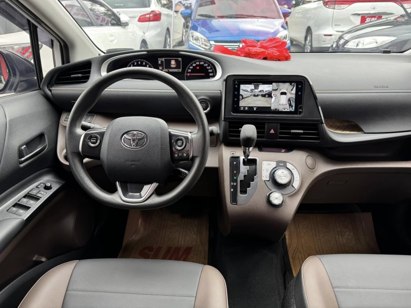 Toyota  SIENTA 金鑽店~SIENTA 1.8 正7人座 只跑7000多公里 雙電滑門 360度環景影像 車道偏離 變換輔助系統 AEB自動緊急煞車系統 遠光燈自動控制 胎壓監控 斜坡起步輔助 循跡防滑 8安 免鑰啟動車門鎖 定速 光感應頭燈 電動摺疊後視鏡 盲點偵測 導航 ￼Apple CarPlay 藍芽通訊 方向盤快控鍵 抬頭顯示器 前後行車記錄器 恆溫空調 後座出風口 粉塵過濾器 LED日行燈 等多項配備！ | 新北市汽車商業同業公會｜TACA優良車商聯盟｜中古、二手車買車賣車公會認證保固