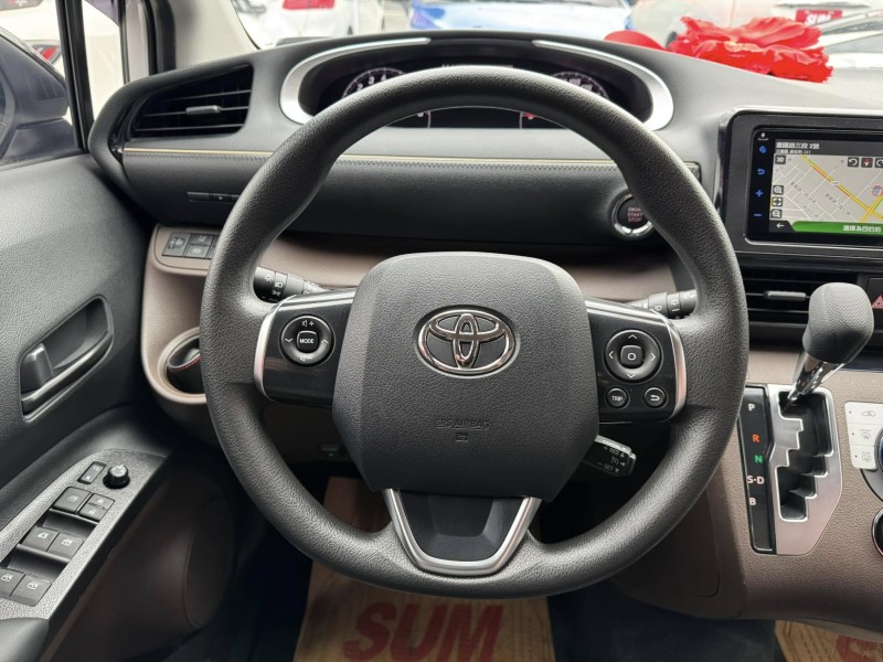 Toyota  SIENTA 金鑽店~SIENTA 1.8 正7人座 只跑7000多公里 雙電滑門 360度環景影像 車道偏離 變換輔助系統 AEB自動緊急煞車系統 遠光燈自動控制 胎壓監控 斜坡起步輔助 循跡防滑 8安 免鑰啟動車門鎖 定速 光感應頭燈 電動摺疊後視鏡 盲點偵測 導航 ￼Apple CarPlay 藍芽通訊 方向盤快控鍵 抬頭顯示器 前後行車記錄器 恆溫空調 後座出風口 粉塵過濾器 LED日行燈 等多項配備！ | 新北市汽車商業同業公會｜TACA優良車商聯盟｜中古、二手車買車賣車公會認證保固