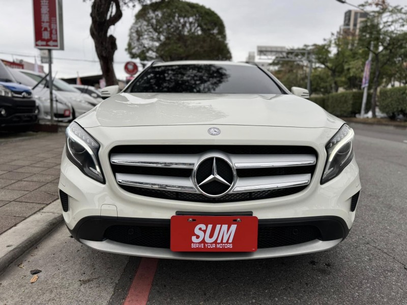 Mercedes-Benz/賓士   GLA-CLASS  GLA180 金鑽店~賓士總代理 GLA180 白 1.6 里程保證只跑7萬多公里！主要配備有，循跡防滑 胎壓監控 主動安全預防系統 9安 免鑰啟動車門鎖 定速 倒車影像 自動停車系統 光感應頭燈 雨滴感應雨刷 電動折疊後視鏡 電動尾門 分區恆溫空調 換檔撥片 粉塵過濾器 雙前座跑車座椅 電動記憶座椅 後座出風口 LED日行燈 尾燈 HID頭燈 車頂行李架 等多項配備！ | 新北市汽車商業同業公會｜TACA優良車商聯盟｜中古、二手車買車賣車公會認證保固