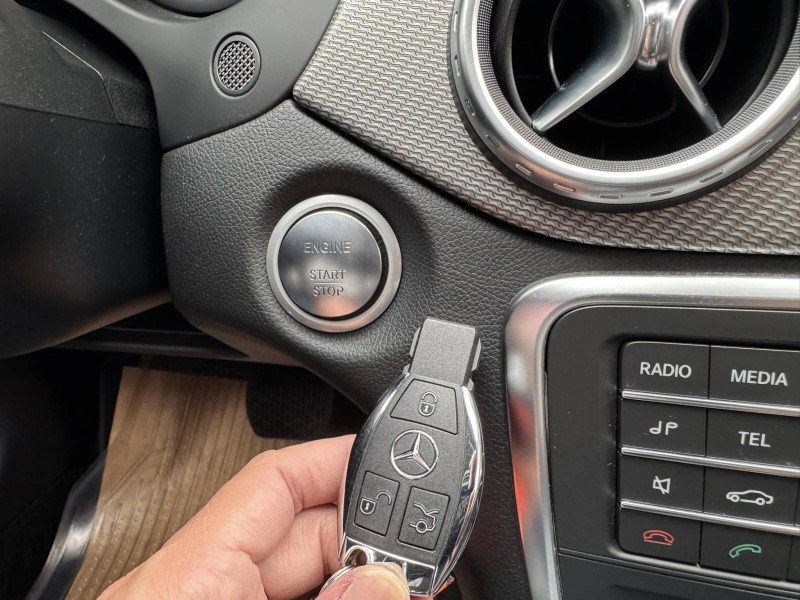 Mercedes-Benz/賓士   GLA-CLASS  GLA180 金鑽店~賓士總代理 GLA180 白 1.6 里程保證只跑7萬多公里！主要配備有，循跡防滑 胎壓監控 主動安全預防系統 9安 免鑰啟動車門鎖 定速 倒車影像 自動停車系統 光感應頭燈 雨滴感應雨刷 電動折疊後視鏡 電動尾門 分區恆溫空調 換檔撥片 粉塵過濾器 雙前座跑車座椅 電動記憶座椅 後座出風口 LED日行燈 尾燈 HID頭燈 車頂行李架 等多項配備！ | 新北市汽車商業同業公會｜TACA優良車商聯盟｜中古、二手車買車賣車公會認證保固