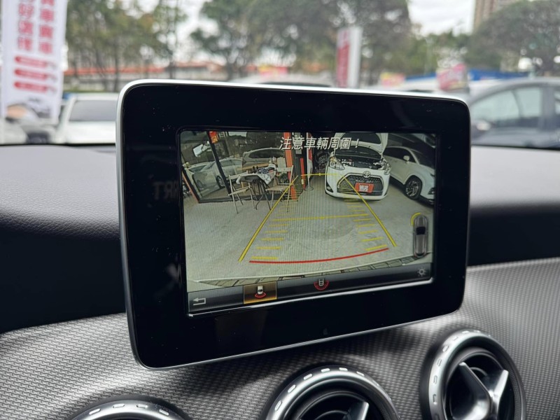 Mercedes-Benz/賓士   GLA-CLASS  GLA180 金鑽店~賓士總代理 GLA180 白 1.6 里程保證只跑7萬多公里！主要配備有，循跡防滑 胎壓監控 主動安全預防系統 9安 免鑰啟動車門鎖 定速 倒車影像 自動停車系統 光感應頭燈 雨滴感應雨刷 電動折疊後視鏡 電動尾門 分區恆溫空調 換檔撥片 粉塵過濾器 雙前座跑車座椅 電動記憶座椅 後座出風口 LED日行燈 尾燈 HID頭燈 車頂行李架 等多項配備！ | 新北市汽車商業同業公會｜TACA優良車商聯盟｜中古、二手車買車賣車公會認證保固