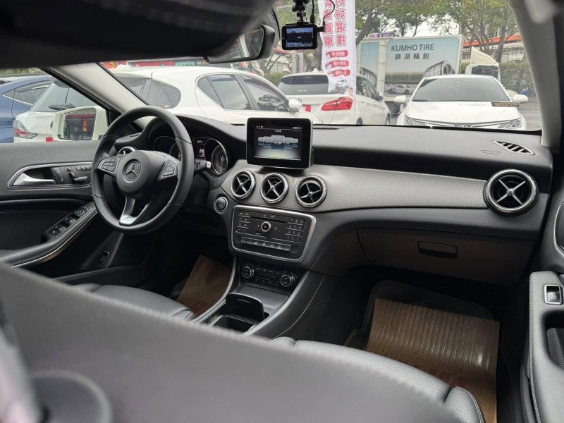Mercedes-Benz/賓士   GLA-CLASS  GLA180 金鑽店~賓士總代理 GLA180 白 1.6 里程保證只跑7萬多公里！主要配備有，循跡防滑 胎壓監控 主動安全預防系統 9安 免鑰啟動車門鎖 定速 倒車影像 自動停車系統 光感應頭燈 雨滴感應雨刷 電動折疊後視鏡 電動尾門 分區恆溫空調 換檔撥片 粉塵過濾器 雙前座跑車座椅 電動記憶座椅 後座出風口 LED日行燈 尾燈 HID頭燈 車頂行李架 等多項配備！ | 新北市汽車商業同業公會｜TACA優良車商聯盟｜中古、二手車買車賣車公會認證保固
