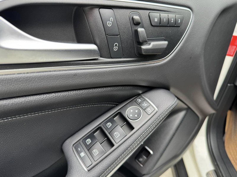 Mercedes-Benz/賓士   GLA-CLASS  GLA180 金鑽店~賓士總代理 GLA180 白 1.6 里程保證只跑7萬多公里！主要配備有，循跡防滑 胎壓監控 主動安全預防系統 9安 免鑰啟動車門鎖 定速 倒車影像 自動停車系統 光感應頭燈 雨滴感應雨刷 電動折疊後視鏡 電動尾門 分區恆溫空調 換檔撥片 粉塵過濾器 雙前座跑車座椅 電動記憶座椅 後座出風口 LED日行燈 尾燈 HID頭燈 車頂行李架 等多項配備！ | 新北市汽車商業同業公會｜TACA優良車商聯盟｜中古、二手車買車賣車公會認證保固