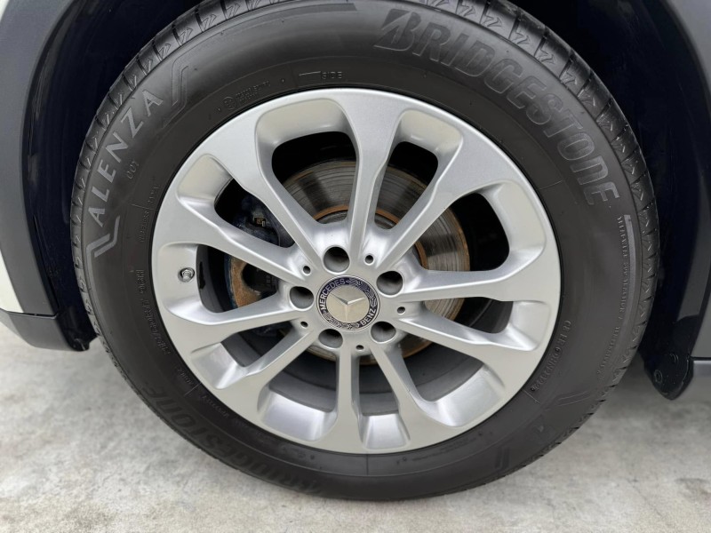 Mercedes-Benz/賓士   GLA-CLASS  GLA180 金鑽店~賓士總代理 GLA180 白 1.6 里程保證只跑7萬多公里！主要配備有，循跡防滑 胎壓監控 主動安全預防系統 9安 免鑰啟動車門鎖 定速 倒車影像 自動停車系統 光感應頭燈 雨滴感應雨刷 電動折疊後視鏡 電動尾門 分區恆溫空調 換檔撥片 粉塵過濾器 雙前座跑車座椅 電動記憶座椅 後座出風口 LED日行燈 尾燈 HID頭燈 車頂行李架 等多項配備！ | 新北市汽車商業同業公會｜TACA優良車商聯盟｜中古、二手車買車賣車公會認證保固