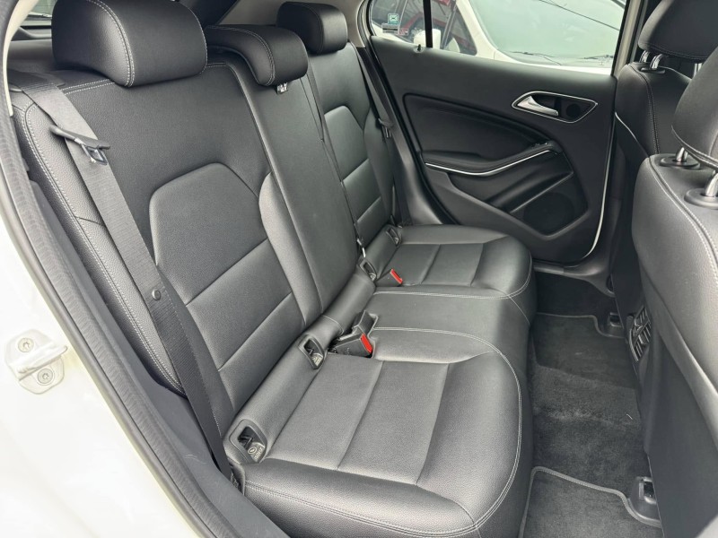 Mercedes-Benz/賓士   GLA-CLASS  GLA180 金鑽店~賓士總代理 GLA180 白 1.6 里程保證只跑7萬多公里！主要配備有，循跡防滑 胎壓監控 主動安全預防系統 9安 免鑰啟動車門鎖 定速 倒車影像 自動停車系統 光感應頭燈 雨滴感應雨刷 電動折疊後視鏡 電動尾門 分區恆溫空調 換檔撥片 粉塵過濾器 雙前座跑車座椅 電動記憶座椅 後座出風口 LED日行燈 尾燈 HID頭燈 車頂行李架 等多項配備！ | 新北市汽車商業同業公會｜TACA優良車商聯盟｜中古、二手車買車賣車公會認證保固