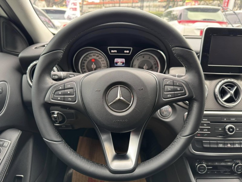 Mercedes-Benz/賓士   GLA-CLASS  GLA180 金鑽店~賓士總代理 GLA180 白 1.6 里程保證只跑7萬多公里！主要配備有，循跡防滑 胎壓監控 主動安全預防系統 9安 免鑰啟動車門鎖 定速 倒車影像 自動停車系統 光感應頭燈 雨滴感應雨刷 電動折疊後視鏡 電動尾門 分區恆溫空調 換檔撥片 粉塵過濾器 雙前座跑車座椅 電動記憶座椅 後座出風口 LED日行燈 尾燈 HID頭燈 車頂行李架 等多項配備！ | 新北市汽車商業同業公會｜TACA優良車商聯盟｜中古、二手車買車賣車公會認證保固
