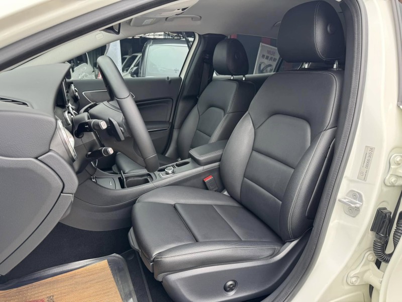 Mercedes-Benz/賓士   GLA-CLASS  GLA180 金鑽店~賓士總代理 GLA180 白 1.6 里程保證只跑7萬多公里！主要配備有，循跡防滑 胎壓監控 主動安全預防系統 9安 免鑰啟動車門鎖 定速 倒車影像 自動停車系統 光感應頭燈 雨滴感應雨刷 電動折疊後視鏡 電動尾門 分區恆溫空調 換檔撥片 粉塵過濾器 雙前座跑車座椅 電動記憶座椅 後座出風口 LED日行燈 尾燈 HID頭燈 車頂行李架 等多項配備！ | 新北市汽車商業同業公會｜TACA優良車商聯盟｜中古、二手車買車賣車公會認證保固