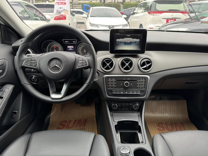Mercedes-Benz/賓士   GLA-CLASS  GLA180 金鑽店~賓士總代理 GLA180 白 1.6 里程保證只跑7萬多公里！主要配備有，循跡防滑 胎壓監控 主動安全預防系統 9安 免鑰啟動車門鎖 定速 倒車影像 自動停車系統 光感應頭燈 雨滴感應雨刷 電動折疊後視鏡 電動尾門 分區恆溫空調 換檔撥片 粉塵過濾器 雙前座跑車座椅 電動記憶座椅 後座出風口 LED日行燈 尾燈 HID頭燈 車頂行李架 等多項配備！ | 新北市汽車商業同業公會｜TACA優良車商聯盟｜中古、二手車買車賣車公會認證保固