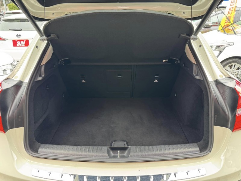 Mercedes-Benz/賓士   GLA-CLASS  GLA180 金鑽店~賓士總代理 GLA180 白 1.6 里程保證只跑7萬多公里！主要配備有，循跡防滑 胎壓監控 主動安全預防系統 9安 免鑰啟動車門鎖 定速 倒車影像 自動停車系統 光感應頭燈 雨滴感應雨刷 電動折疊後視鏡 電動尾門 分區恆溫空調 換檔撥片 粉塵過濾器 雙前座跑車座椅 電動記憶座椅 後座出風口 LED日行燈 尾燈 HID頭燈 車頂行李架 等多項配備！ | 新北市汽車商業同業公會｜TACA優良車商聯盟｜中古、二手車買車賣車公會認證保固