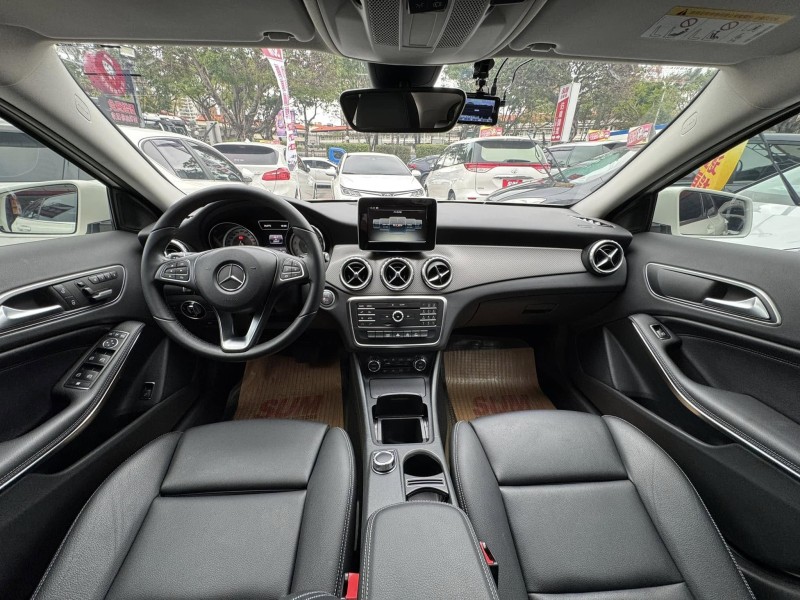 Mercedes-Benz/賓士   GLA-CLASS  GLA180 金鑽店~賓士總代理 GLA180 白 1.6 里程保證只跑7萬多公里！主要配備有，循跡防滑 胎壓監控 主動安全預防系統 9安 免鑰啟動車門鎖 定速 倒車影像 自動停車系統 光感應頭燈 雨滴感應雨刷 電動折疊後視鏡 電動尾門 分區恆溫空調 換檔撥片 粉塵過濾器 雙前座跑車座椅 電動記憶座椅 後座出風口 LED日行燈 尾燈 HID頭燈 車頂行李架 等多項配備！ | 新北市汽車商業同業公會｜TACA優良車商聯盟｜中古、二手車買車賣車公會認證保固