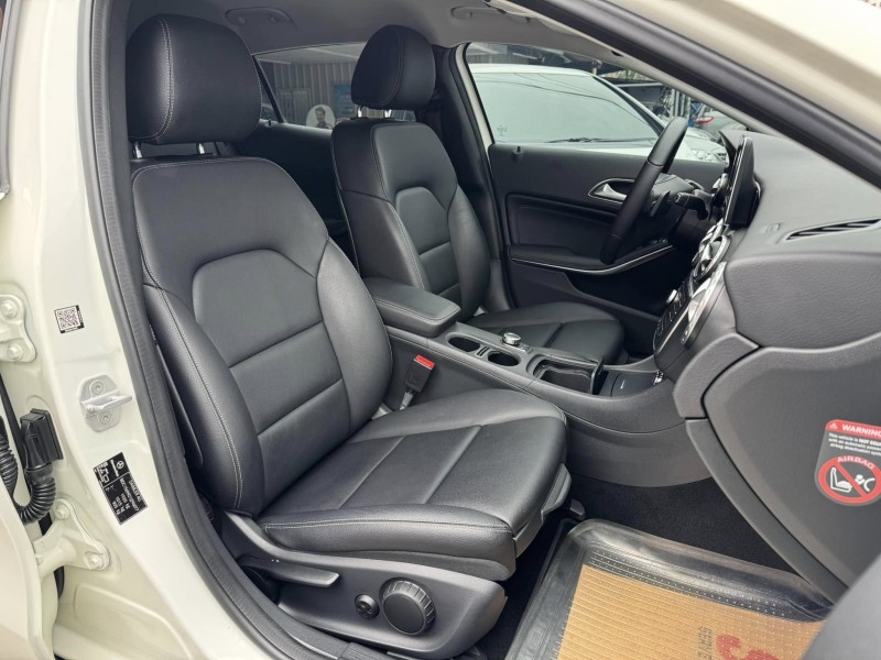 Mercedes-Benz/賓士   GLA-CLASS  GLA180 金鑽店~賓士總代理 GLA180 白 1.6 里程保證只跑7萬多公里！主要配備有，循跡防滑 胎壓監控 主動安全預防系統 9安 免鑰啟動車門鎖 定速 倒車影像 自動停車系統 光感應頭燈 雨滴感應雨刷 電動折疊後視鏡 電動尾門 分區恆溫空調 換檔撥片 粉塵過濾器 雙前座跑車座椅 電動記憶座椅 後座出風口 LED日行燈 尾燈 HID頭燈 車頂行李架 等多項配備！ | 新北市汽車商業同業公會｜TACA優良車商聯盟｜中古、二手車買車賣車公會認證保固