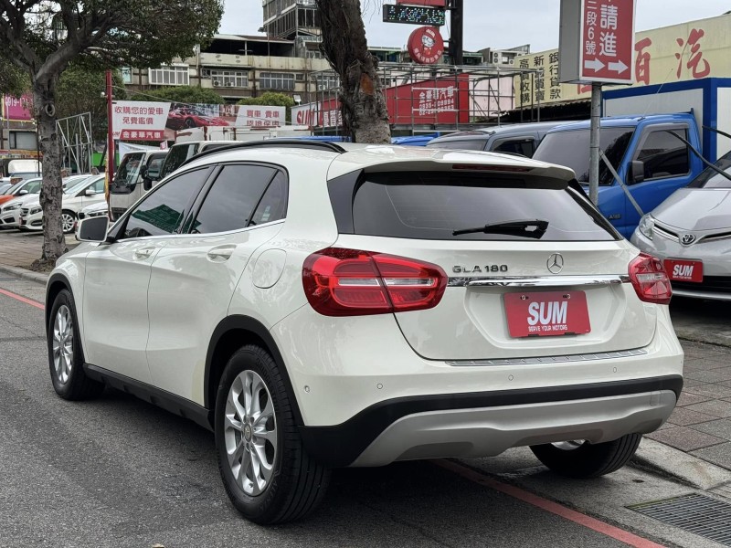Mercedes-Benz/賓士   GLA-CLASS  GLA180 金鑽店~賓士總代理 GLA180 白 1.6 里程保證只跑7萬多公里！主要配備有，循跡防滑 胎壓監控 主動安全預防系統 9安 免鑰啟動車門鎖 定速 倒車影像 自動停車系統 光感應頭燈 雨滴感應雨刷 電動折疊後視鏡 電動尾門 分區恆溫空調 換檔撥片 粉塵過濾器 雙前座跑車座椅 電動記憶座椅 後座出風口 LED日行燈 尾燈 HID頭燈 車頂行李架 等多項配備！ | 新北市汽車商業同業公會｜TACA優良車商聯盟｜中古、二手車買車賣車公會認證保固