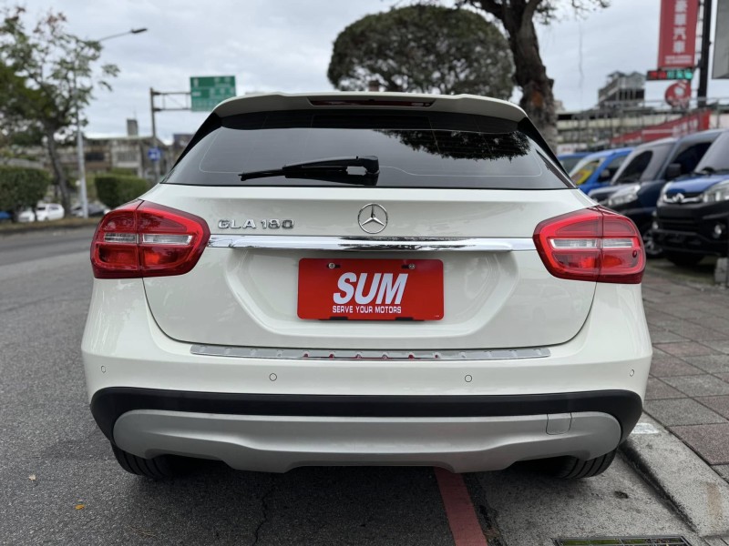 Mercedes-Benz/賓士   GLA-CLASS  GLA180 金鑽店~賓士總代理 GLA180 白 1.6 里程保證只跑7萬多公里！主要配備有，循跡防滑 胎壓監控 主動安全預防系統 9安 免鑰啟動車門鎖 定速 倒車影像 自動停車系統 光感應頭燈 雨滴感應雨刷 電動折疊後視鏡 電動尾門 分區恆溫空調 換檔撥片 粉塵過濾器 雙前座跑車座椅 電動記憶座椅 後座出風口 LED日行燈 尾燈 HID頭燈 車頂行李架 等多項配備！ | 新北市汽車商業同業公會｜TACA優良車商聯盟｜中古、二手車買車賣車公會認證保固
