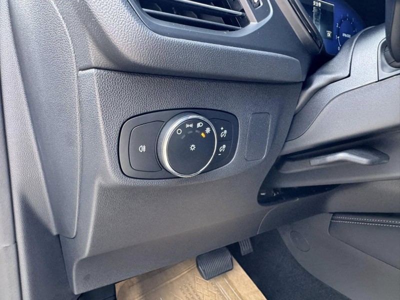 Ford/福特  Focus 金鑽店~Focus ST-Line Vignale 主要配備有 ACC主動跟車系統 車道維持輔助 車道變換輔助 車道偏離警示 斜坡起步輔助 循跡防滑 8安 AEB自動煞車 遠光燈自動控制 胎壓監控 免鑰啟動車門鎖 定速 光感應頭燈 主動轉向燈 雨滴感應雨刷 導航 倒車影像 Apple CarPlay  電動摺疊後視鏡 HUD抬頭顯示器 分區恆溫空調 換檔撥片 粉塵過濾器 雙前座跑車座椅 ￼￼電動座椅 LED日行燈 頭燈 尾燈 空力套件 幾乎是滿配！ | 新北市汽車商業同業公會｜TACA優良車商聯盟｜中古、二手車買車賣車公會認證保固