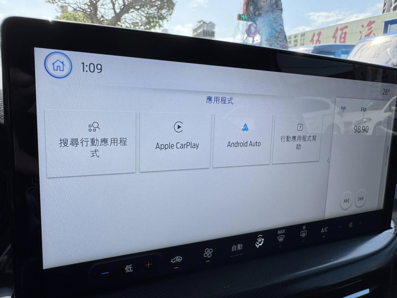 Ford/福特  Focus 金鑽店~Focus ST-Line Vignale 主要配備有 ACC主動跟車系統 車道維持輔助 車道變換輔助 車道偏離警示 斜坡起步輔助 循跡防滑 8安 AEB自動煞車 遠光燈自動控制 胎壓監控 免鑰啟動車門鎖 定速 光感應頭燈 主動轉向燈 雨滴感應雨刷 導航 倒車影像 Apple CarPlay  電動摺疊後視鏡 HUD抬頭顯示器 分區恆溫空調 換檔撥片 粉塵過濾器 雙前座跑車座椅 ￼￼電動座椅 LED日行燈 頭燈 尾燈 空力套件 幾乎是滿配！ | 新北市汽車商業同業公會｜TACA優良車商聯盟｜中古、二手車買車賣車公會認證保固