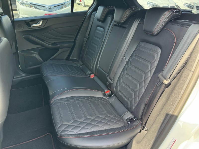 Ford/福特  Focus 金鑽店~Focus ST-Line Vignale 主要配備有 ACC主動跟車系統 車道維持輔助 車道變換輔助 車道偏離警示 斜坡起步輔助 循跡防滑 8安 AEB自動煞車 遠光燈自動控制 胎壓監控 免鑰啟動車門鎖 定速 光感應頭燈 主動轉向燈 雨滴感應雨刷 導航 倒車影像 Apple CarPlay  電動摺疊後視鏡 HUD抬頭顯示器 分區恆溫空調 換檔撥片 粉塵過濾器 雙前座跑車座椅 ￼￼電動座椅 LED日行燈 頭燈 尾燈 空力套件 幾乎是滿配！ | 新北市汽車商業同業公會｜TACA優良車商聯盟｜中古、二手車買車賣車公會認證保固