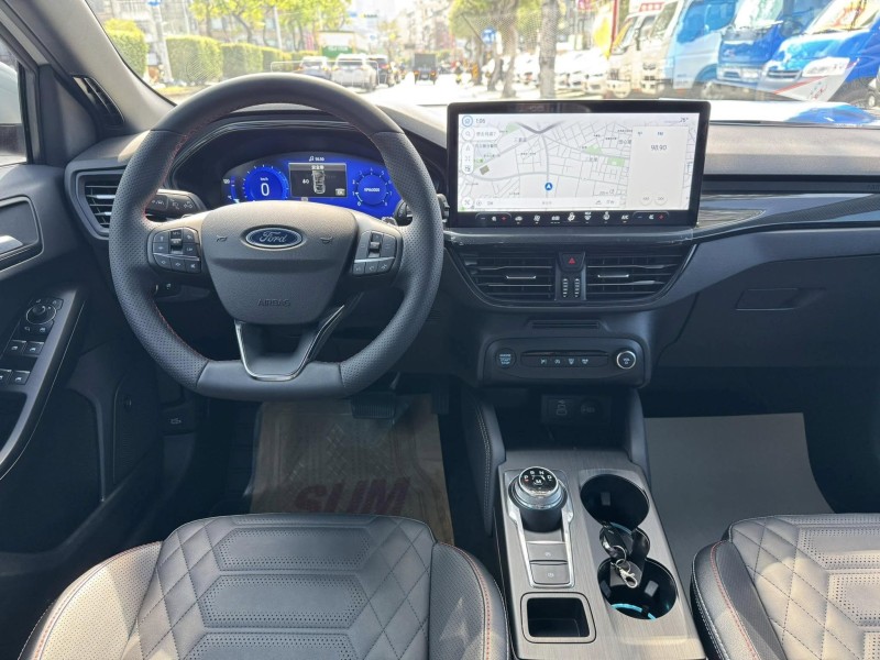 Ford/福特  Focus 金鑽店~Focus ST-Line Vignale 主要配備有 ACC主動跟車系統 車道維持輔助 車道變換輔助 車道偏離警示 斜坡起步輔助 循跡防滑 8安 AEB自動煞車 遠光燈自動控制 胎壓監控 免鑰啟動車門鎖 定速 光感應頭燈 主動轉向燈 雨滴感應雨刷 導航 倒車影像 Apple CarPlay  電動摺疊後視鏡 HUD抬頭顯示器 分區恆溫空調 換檔撥片 粉塵過濾器 雙前座跑車座椅 ￼￼電動座椅 LED日行燈 頭燈 尾燈 空力套件 幾乎是滿配！ | 新北市汽車商業同業公會｜TACA優良車商聯盟｜中古、二手車買車賣車公會認證保固