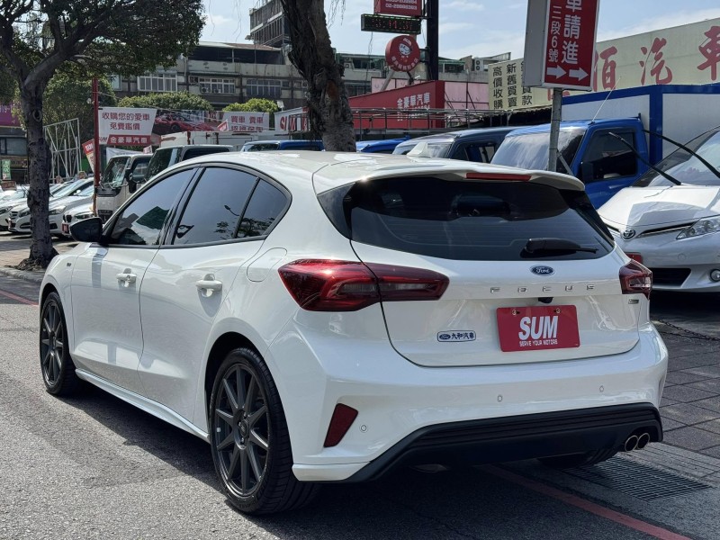 Ford/福特  Focus 金鑽店~Focus ST-Line Vignale 主要配備有 ACC主動跟車系統 車道維持輔助 車道變換輔助 車道偏離警示 斜坡起步輔助 循跡防滑 8安 AEB自動煞車 遠光燈自動控制 胎壓監控 免鑰啟動車門鎖 定速 光感應頭燈 主動轉向燈 雨滴感應雨刷 導航 倒車影像 Apple CarPlay  電動摺疊後視鏡 HUD抬頭顯示器 分區恆溫空調 換檔撥片 粉塵過濾器 雙前座跑車座椅 ￼￼電動座椅 LED日行燈 頭燈 尾燈 空力套件 幾乎是滿配！ | 新北市汽車商業同業公會｜TACA優良車商聯盟｜中古、二手車買車賣車公會認證保固