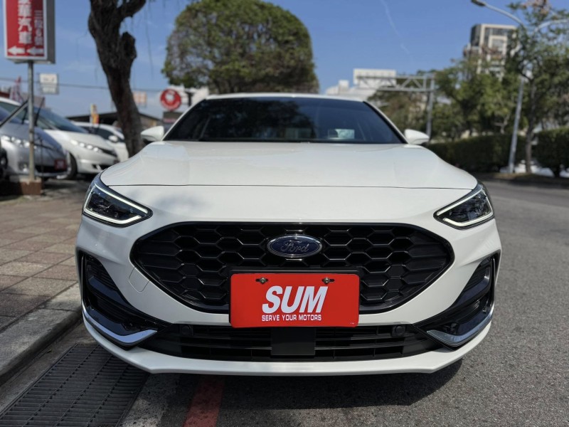 Ford/福特  Focus 金鑽店~Focus ST-Line Vignale 主要配備有 ACC主動跟車系統 車道維持輔助 車道變換輔助 車道偏離警示 斜坡起步輔助 循跡防滑 8安 AEB自動煞車 遠光燈自動控制 胎壓監控 免鑰啟動車門鎖 定速 光感應頭燈 主動轉向燈 雨滴感應雨刷 導航 倒車影像 Apple CarPlay  電動摺疊後視鏡 HUD抬頭顯示器 分區恆溫空調 換檔撥片 粉塵過濾器 雙前座跑車座椅 ￼￼電動座椅 LED日行燈 頭燈 尾燈 空力套件 幾乎是滿配！ | 新北市汽車商業同業公會｜TACA優良車商聯盟｜中古、二手車買車賣車公會認證保固